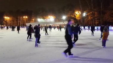 İnsanlar paten parkta Sokolniki buz pateni pisti üzerinde