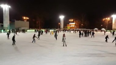 İnsanlar paten parkta Sokolniki buz pateni pisti üzerinde