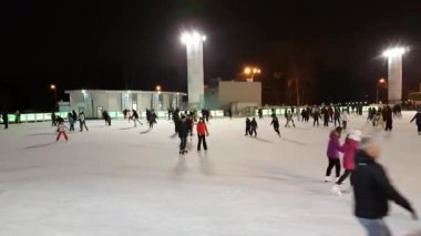 İnsanlar paten parkta Sokolniki buz pateni pisti üzerinde