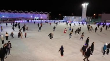 İnsanlar paten parkta Sokolniki buz pateni pisti üzerinde
