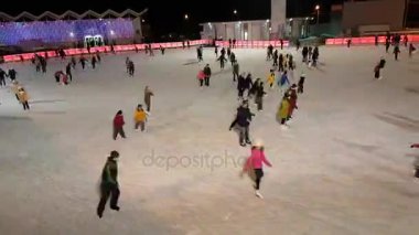 İnsanlar paten parkta Sokolniki buz pateni pisti üzerinde