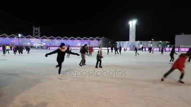 İnsanlar paten parkta Sokolniki buz pateni pisti üzerinde