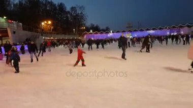 İnsanlar paten parkta Sokolniki buz pateni pisti üzerinde