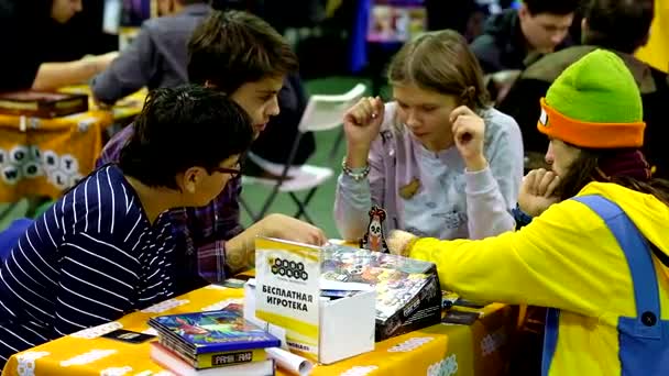 Cosplayers jogando jogo de mesa no festival Gamefilmexpo — Vídeo de Stock