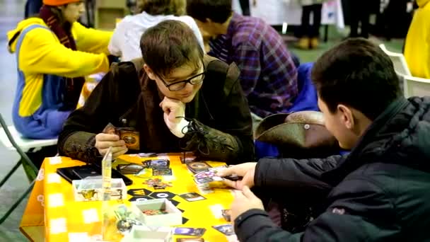 Cosplayers tafelspel spelen op het Gamefilmexpo festival — Stockvideo