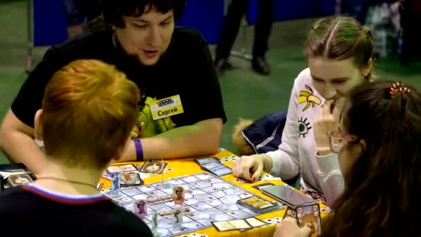 Cosplayers jogando jogo de mesa no festival Gamefilmexpo — Vídeo de Stock