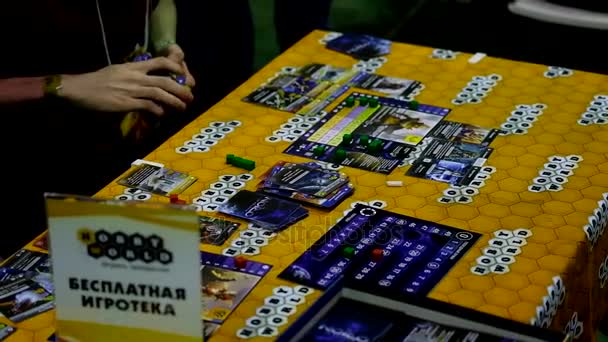 Cosplayers jogando jogo de mesa no festival Gamefilmexpo — Vídeo de Stock