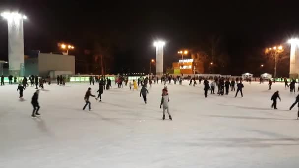 Personer skate på skridskobanan i parken Sokolniki — Stockvideo