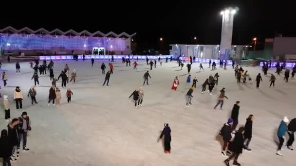 Personer skate på skridskobanan i parken Sokolniki — Stockvideo