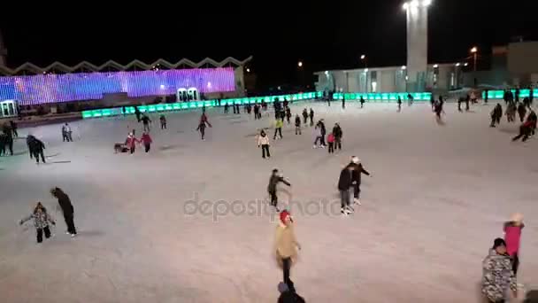 La gente pattina sulla pista di pattinaggio nel parco Sokolniki — Video Stock