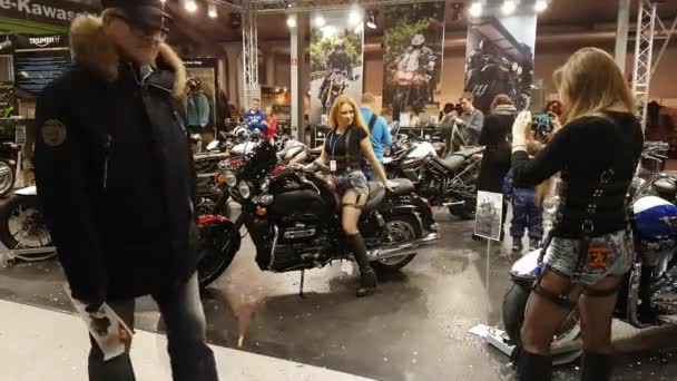 Menschen besuchen Ausstellung motozima 2016, — Stockvideo