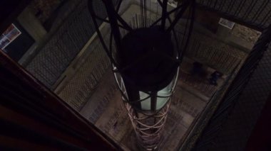 İnsanlar Asansör Belediye Binası gözlem güverte gidin.