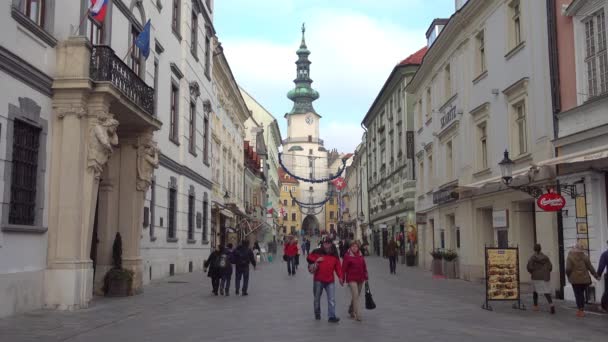 Eski şehirde gün zaman yürüyüş turist — Stok video