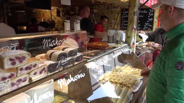 Los turistas compran comida en la feria de Navidad en la plaza del casco antiguo durante el día — Vídeos de Stock