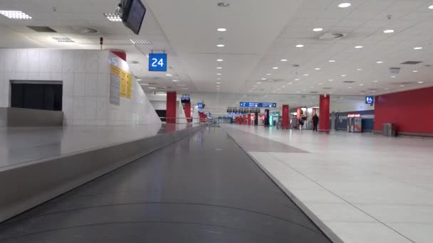 Потерянный чемодан движется по конвейеру в аэропорту — стоковое видео
