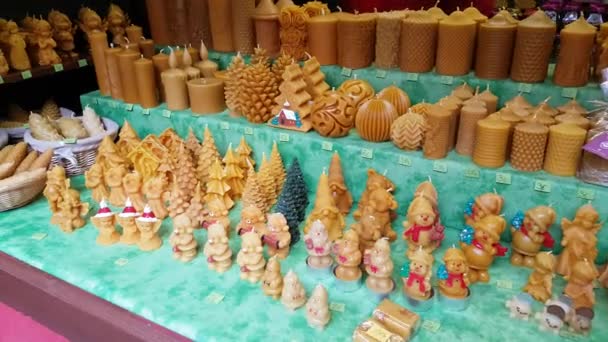 Handgefertigte Kerzen zum Verkauf auf dem Weihnachtsmarkt — Stockvideo