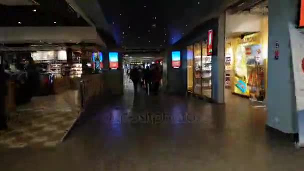 Caminhando no aeroporto internacional hiperlapso POV — Vídeo de Stock