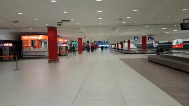 Fußmarsch auf internationalem Flughafen nach Hyperlapse — Stockvideo