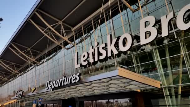 Panorama dell'edificio dell'aeroporto durante il giorno — Video Stock