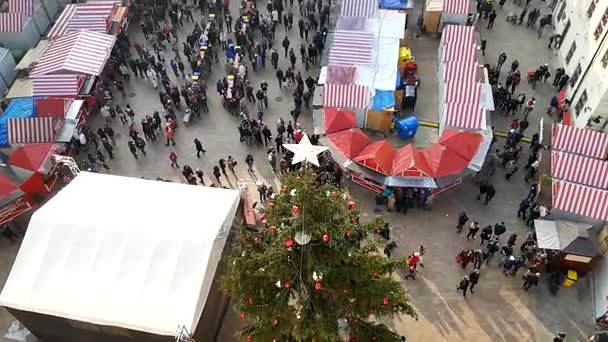 Karácsonyi vásár felülnézet, a városháza, nappali — Stock videók