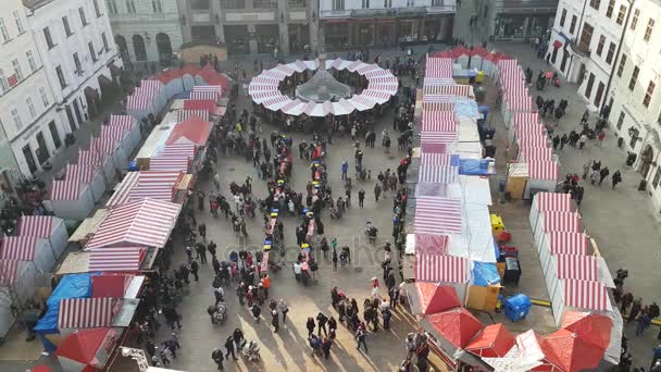 Kerst fair bovenaanzicht van stadhuis op moment van de dag — Stockvideo