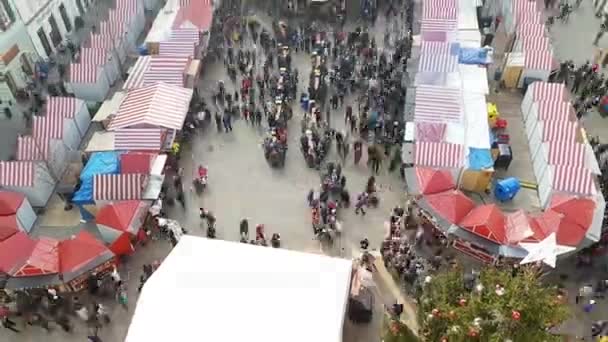 Feira de Natal vista superior da prefeitura na hora do dia — Vídeo de Stock