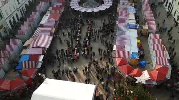 Kerst fair bovenaanzicht van stadhuis op moment van de dag — Stockvideo