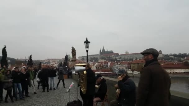 Turisti che camminano sul famoso punto di riferimento Charles Bridge durante il giorno — Video Stock