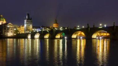 Ünlü dönüm noktası gece timelapse Charles Köprüsü