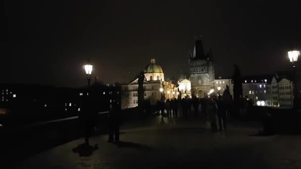 Gece ünlü dönüm noktası Charles Köprüsü üzerinde yürüyen turist — Stok video