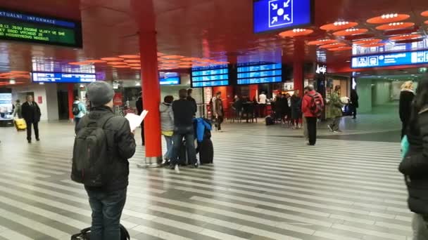 Pasajeros en el panorama de la estación principal de tren — Vídeos de Stock