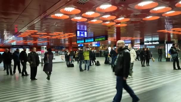 Passageiros na estação ferroviária principal panorama — Vídeo de Stock