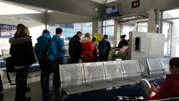 Gente subiendo al avión — Vídeos de Stock