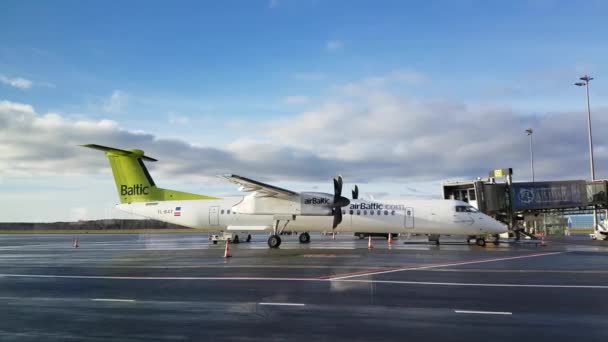 Los pasajeros entran en la aeronave Air Baltic Airlines — Vídeos de Stock