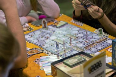 Gamefilmexpo Festivali'nde masa oyunu oynayanlar
