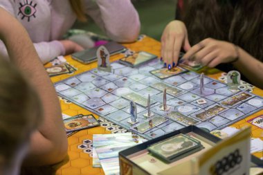 Gamefilmexpo Festivali'nde masa oyunu oynayanlar