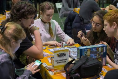 Gamefilmexpo Festivali'nde masa oyunu oynayanlar