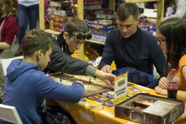 Gamefilmexpo Festivali'nde masa oyunu oynayanlar