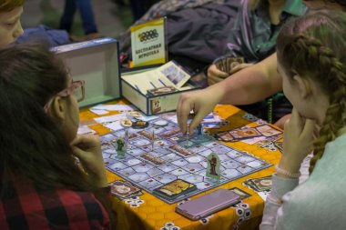 Gamefilmexpo Festivali'nde masa oyunu oynayanlar
