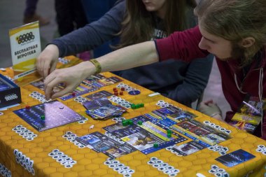 Gamefilmexpo Festivali'nde masa oyunu oynayanlar