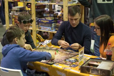 Gamefilmexpo Festivali'nde masa oyunu oynayanlar