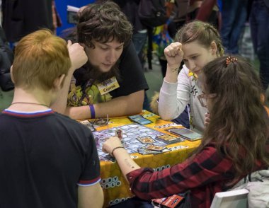 Gamefilmexpo Festivali'nde masa oyunu oynayanlar