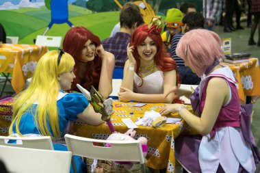 Masa oyunu Gamefilmexpo Festivali'nde oynayan cosplayers