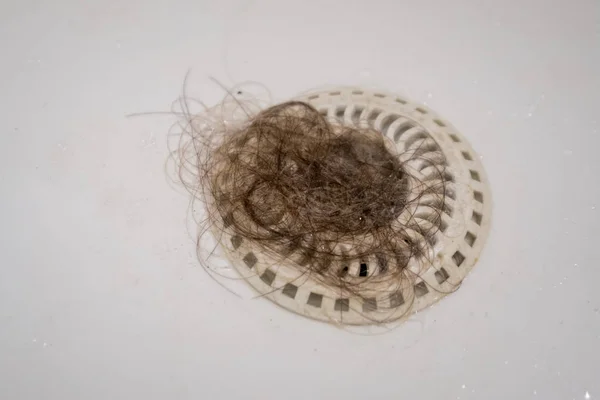 Kąpieli otwór zablokowany z włosów — Zdjęcie stockowe