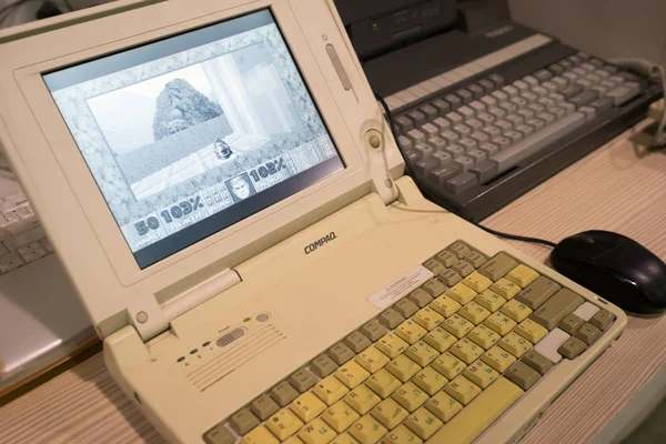Retro pc ve dizüstü bilgisayarlar vintage oyunlar ile çalışma — Stok fotoğraf