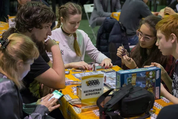 Menschen spielen Tischspiel auf dem gamefilmexpo Festival — Stockfoto