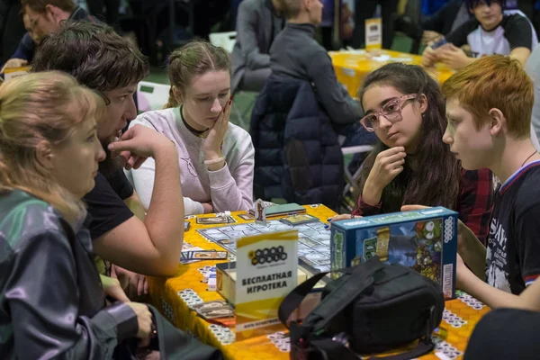 Gamefilmexpo Festivali'nde masa oyunu oynayanlar