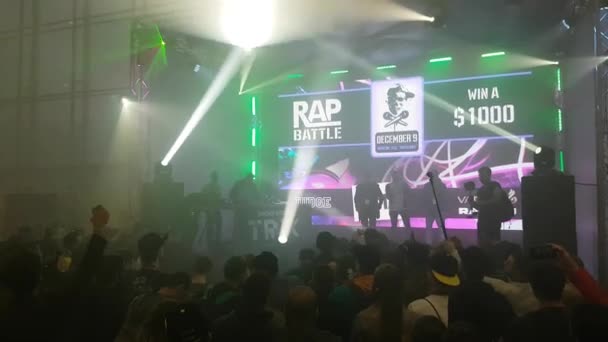 La gente assiste alla battaglia rap alla mostra Vapexpo Mosca 2016 — Video Stock