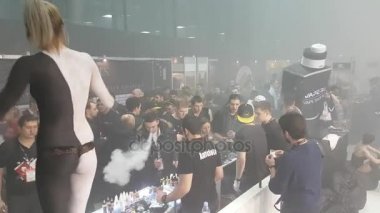 İnsanlar Vapexpo Moskova 2016 sergi katılmak