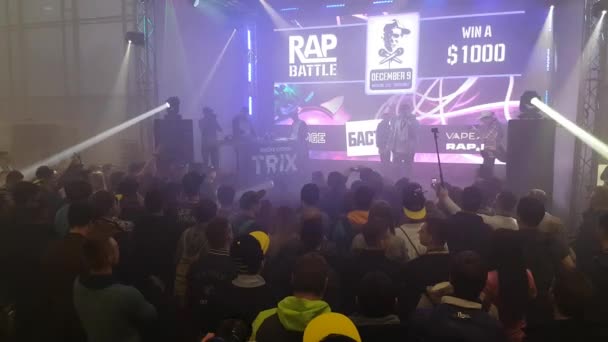 Люди участвуют в рэп-битве на выставке Vapexpo Moscow 2016 — стоковое видео